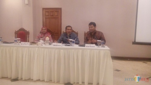 Bupati Jember Faida, komisioner KPK dan Satgas Pencegahan KPK saat press conference bersama puluhan jurnalis. (foto : Moh. Ali Makrus / Jatim TIMES)