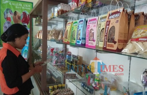 Produk-produk UMKM yang dipajang di Galeri Dinkop UKM Kota Malang di Jalan Panji Suroso. (Foto: Nurlayla Ratri/MalangTIMES)
