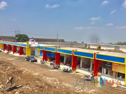 Salah satu pembangunan pasar unit sayur Kota Batu yang digarap oleh Dinas Perumahan Kawasan Permukiman dan Pertanahan yang saat ini masih berlangsung. (Foto: Irsya Richa/MalangTIMES)