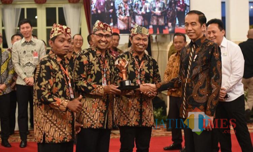 Dari kanan Presiden RI Jokowi saat bersalaman dengan Koordinator Tim Kreatif dan Abdul Rochim, Ketua RW 11 Roni Sitiu, dan Ardian Endra Kusuma di Istana Negara Jakarta. (Foto: Irsya Richa/MalangTIMES)
