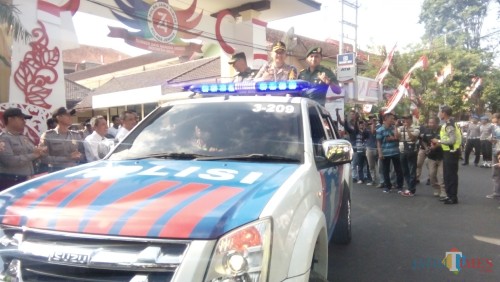 Dari kiri Letkol. Inf. La Ode Nurdin M, AKBP. Kusworo Wibowo dan Letkol. Inf. Arief Munawar saat diarak menuju Makodim Jember dengan menaiki mobil ranger Satlantas Polres Jember (foto : Moh. Ali Makrus /Jatim TIMES)