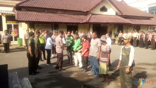 Kapolres bersama Dandim 0824 Jember saat mengukuhkan Satgas Antijudi Pilkades di halaman Mapolres Jember (foto: Moh. Ali Makrus / JatimTIMES)