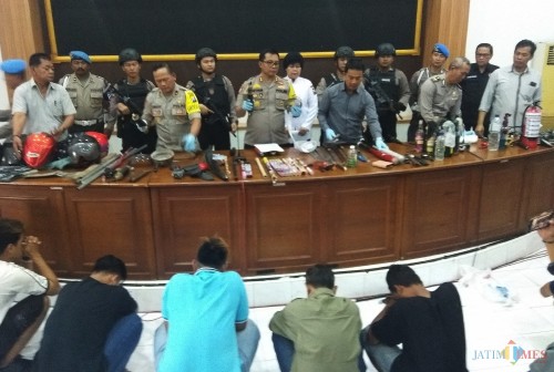 Kapolresta Kediri AKBP Anthon Haryadi saat menggelar press release. (eko Arif s /JatimTimes)