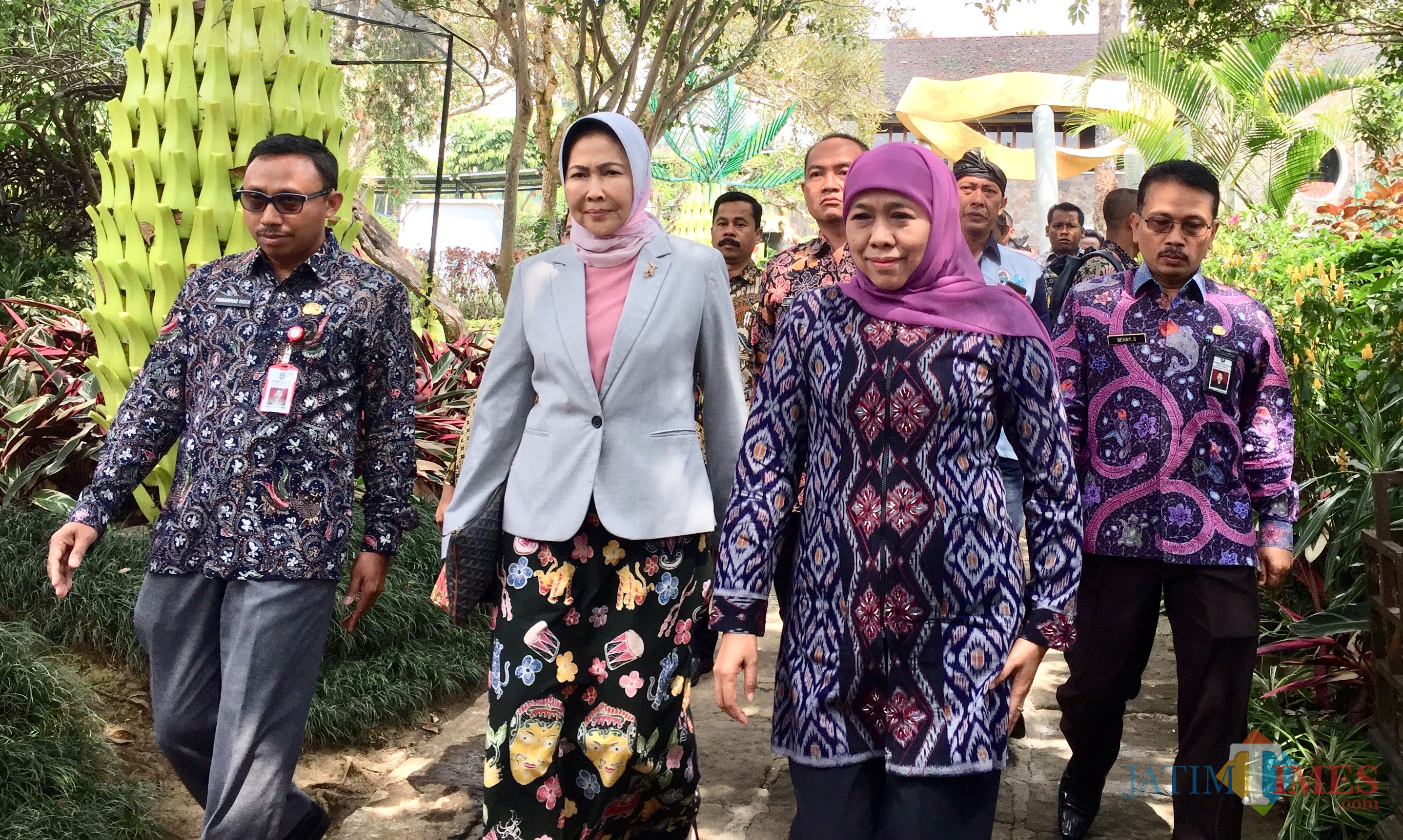 Gubernur Jawa Timur Khofifah Indar Parawansa bersama Wali Kota Batu di Hotel Club Bunga Kota Batu, Selasa (3/9/2019). (Foto: Irsya Richa/MalangTIMES)