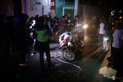 Petugas Satlantas Polres Kediri Kota ketika melakukan olah TKP. (Foto: Bambang Setioko/JatimTIMES)