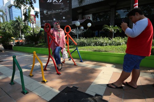 Bolard yang dipasang di jalur pedestrian.