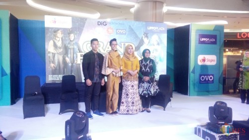 Yuni Aophia (ketiga dari kiri) bersama desainer asal Nganjuk saat memperkenalkan batik sebelum acara Jember Fashion Society di Lippo Mall Jember (foto : Moh. Ali Makrus/ JatimTIMES)
