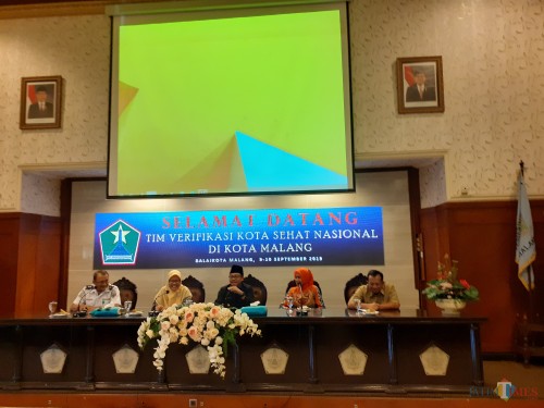 Wali Kota Malang Sutiaji (tengah) saat menerima kunjungan dari Tim Verifikasi Kota Sehat Nasional di Balaikota Malang (Arifina Cahyanti Firdausi/MalangTIMES)