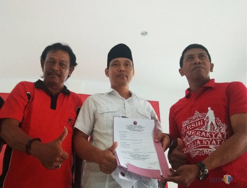 M. Ridwan saat mengambil formulir pendaftaran di Kantor DPC PDI Perjuangan Kabupaten Kediri. (eko Arif s /JatimTimes)