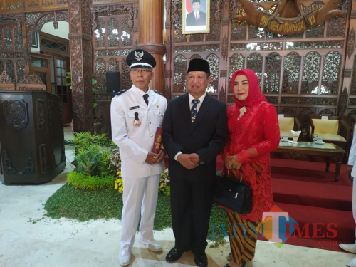 Mujamil, kepala desa Bono terpilih saat foto bersama Bupati Tulungagung Maryoto Birowo (Foto : Anang Basso/Tulungagung TIMES)