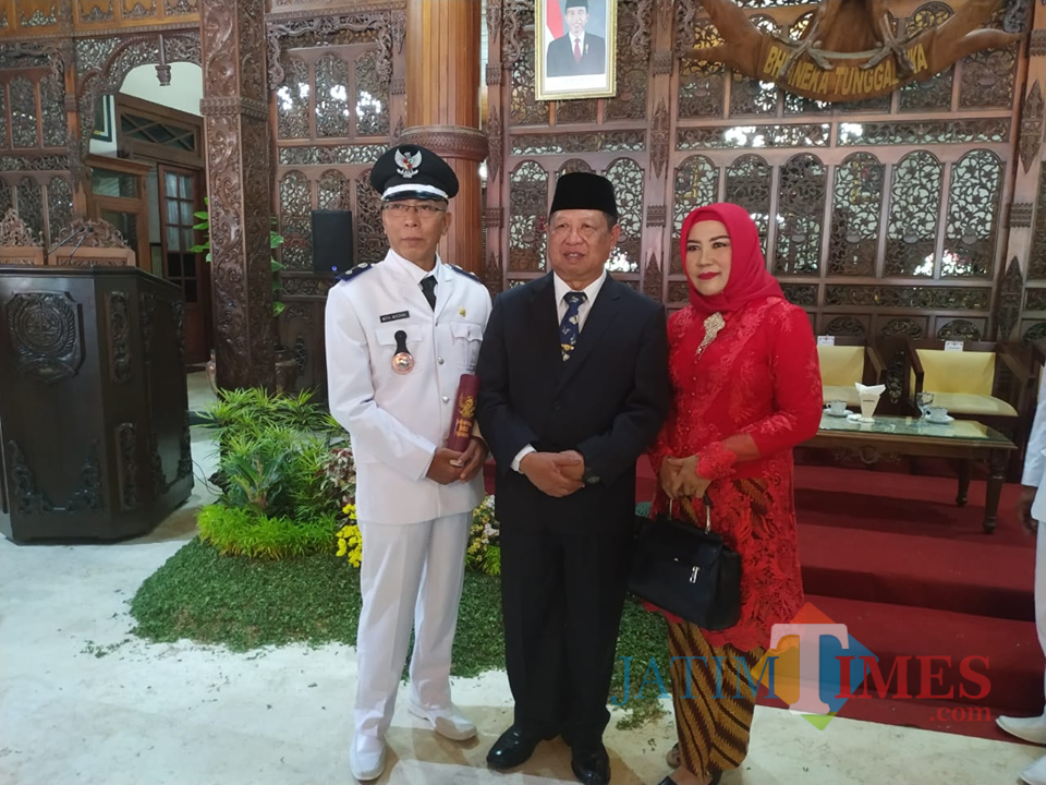Mujamil, kepala desa Bono terpilih saat foto bersama Bupati Tulungagung Maryoto Birowo (Foto : Anang Basso/Tulungagung TIMES)