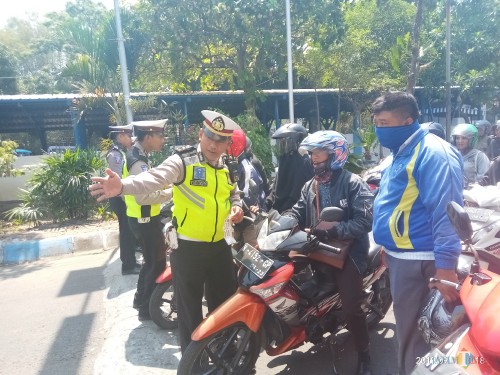 Pihak Kepolisian Polres Malang Kota saat melakukan razia kendaraan (Anggara Sudiongko/ MalangTIMES)