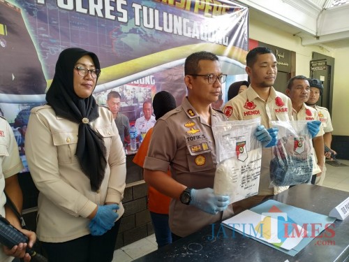 Mawar di belakang Kapolres Tulungagung saat rilis kasus pencabulan (Foto : Anang Basso / TulungagungTIMES)