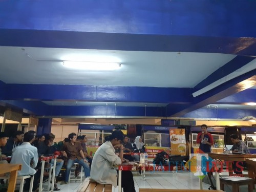 Suasana Diskusi BEM Malang Raya terkait Revisi UU KPK di Coffee Times area Terminal Kopi Malang, Pasar Terpadu Dinoyo (Arifina Cahyanti Firdausi/MalangTIMES)