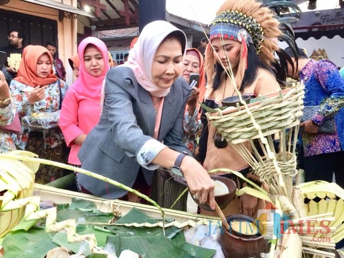 Wali Kota Batu Dewanti Rumpoko saat memberikan juruh dalam Festival Serabi Suro di area jalan Dusun Dadaptulis Dalam, Kelurahan Dadaprejo, Kecamatan Junrejo, Kamis (12/9/2019). (Foto: Irsya Richa/MalangTIMES)