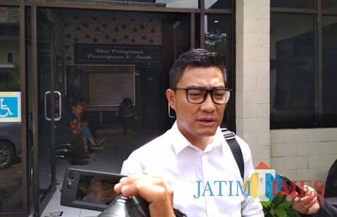 Kasatreskrim Polres Malang AKP Adrian Wimbarda saat dimintai keterangan terkait kasus yang menyeret nama anggota DPRD Kabupaten Malang. (Foto : Ashaq Lupito / MalangTIMES)