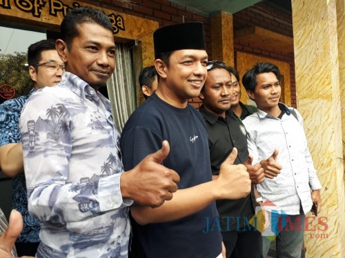Gus Hans bersama pendukungnya.