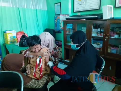 Suasana imunisasi oleh Petugas Kesehatan Puskesmas Dinoyo di SDN 1 Percobaan Kota Malang (Arifina Cahyanti Firdausi/MalangTIMES)