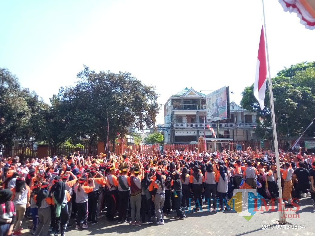 Para mahasiswa baru yang nampak mengisi hari terahkir P3T dengan senam dan berjoged bersama tanpa perpeloncoan (Anggara Sudiongko/MalangTIMES)