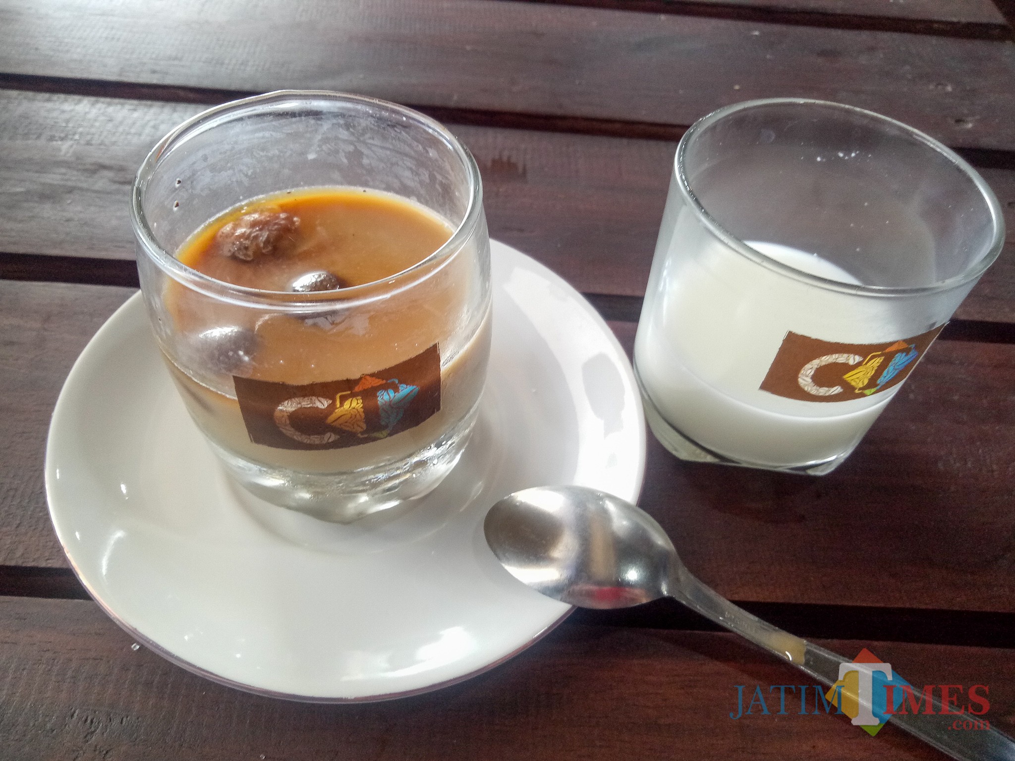 Es Kopi Susu CT Khas Coffee Times. (Foto: Imarotul Izzah/MalangTIMES)