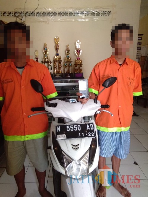 Kedua tersangka kasus pencurian beserta barang bukti hasil curian saat diamankan polisi (Foto : Humas Polres Malang for MalangTIMES)