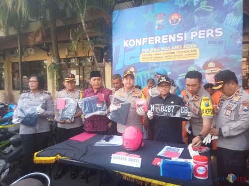 Kapolres Malang Kota AKBP Dony Alexander(tengah) bersama Walikota Malang, Sutiaji (baju hitam) dan Ketua DPRD Kota Malang, Made (berpeci) yang ikut melakukan rilis di Polres Malang Kota (Anggara Sudiongko/MalangTIMES)