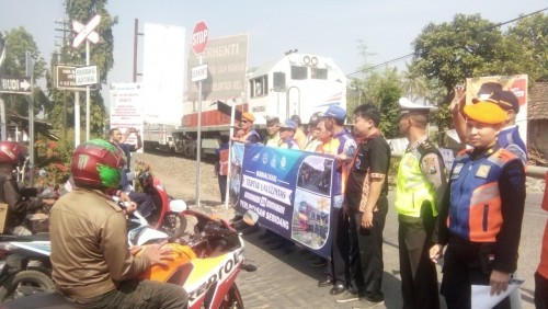 Jajaran PT. KAI Daop 9 bersama dengan instansi terkait saat melakukan sosialisasi di JPL Baratan Patrang Jember