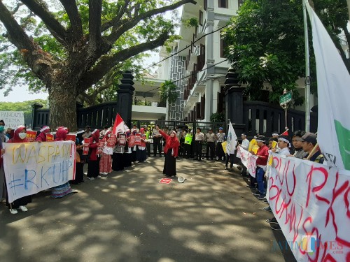 Sejumlah mahasiswa unjuk rasa di depan gedung DPRD Kota Malang. (Arifina Cahyanti Firdausi/MalangTIMES)