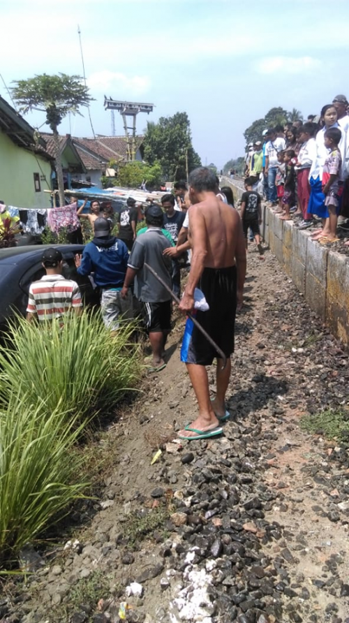 Mobil korban yang terseret sejauh 50 meter dari lokasi kejadian di Dusun Gayam, Desa Rambigundam. (foto : istimewa / Jatim TIMES))