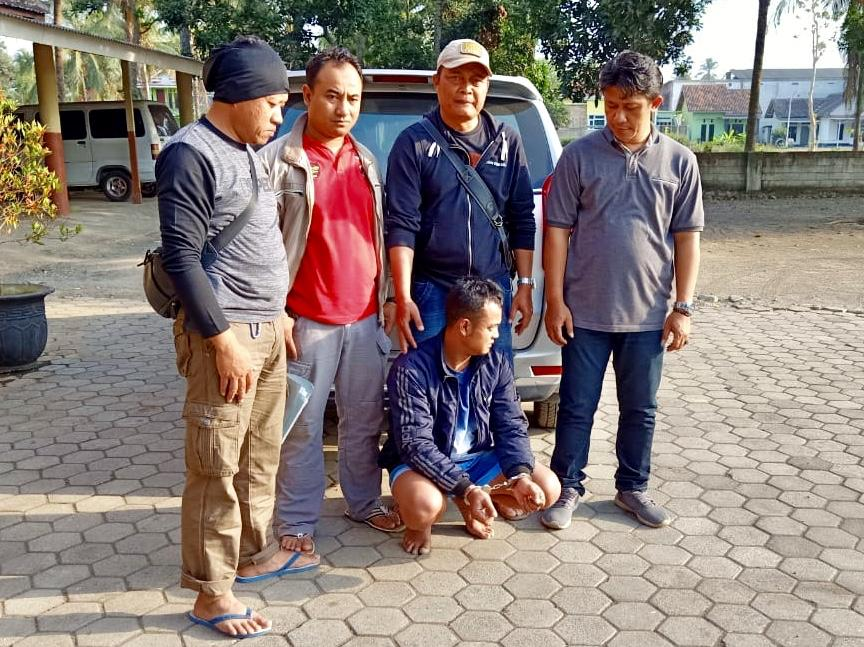 Yohanda alias Johan (25) (bawah) usai diringkus petugas di di Kecamatan Siliragung, Kabupaten Banyuwangi, Selasa (17/9/2019).