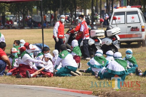 Siswa sekolah dasar saat mengikuti kegiatan HUT PMI di Alun-Alun Jember. (foto : Mutia / Jatim TIMES)