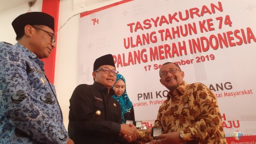 Wali Kota Malang Sutiaji (tengah) didampingi Wakil Wali Kota Malang Sofyan Edi Jarwoko (kanan) saat menyerahkan cincin emas dari Presiden Jokowi untuk pendonor darah PMI Kota Malang (Pipit Anggraeni/MalangTIMES).