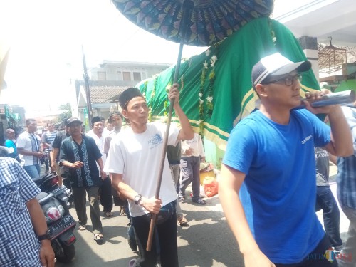 Salah satu korban saat diberangkatkan ke pemakaman( Anggara Sudiongko/MalangTIMES)