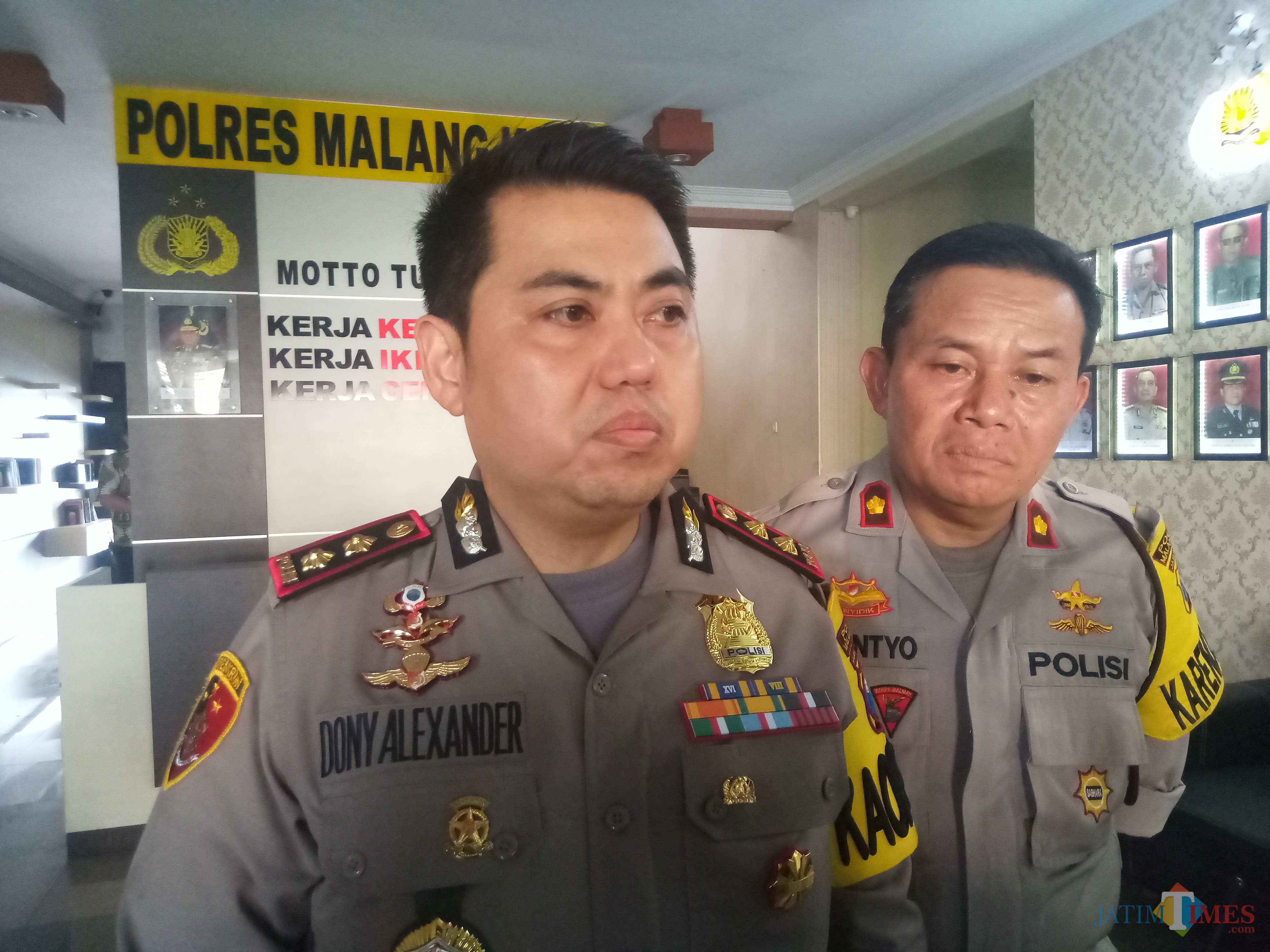 Kapolres Malang Kota AKBP Dony Alexander bersama Kabag Ops Kompol Sutantyo. (Anggara Sudiongko/MALANGTIMES)