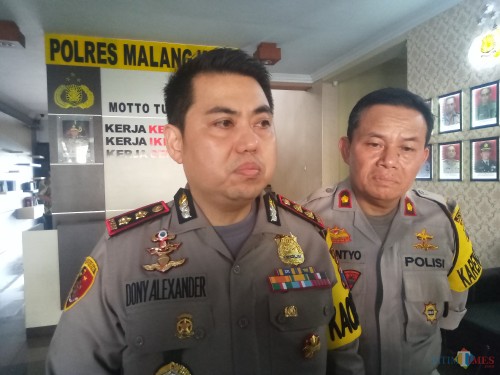 Kapolres Malang Kota AKBP Dony Alexander bersama Kabag Ops Kompol Sutantyo. (Anggara Sudiongko/MALANGTIMES)