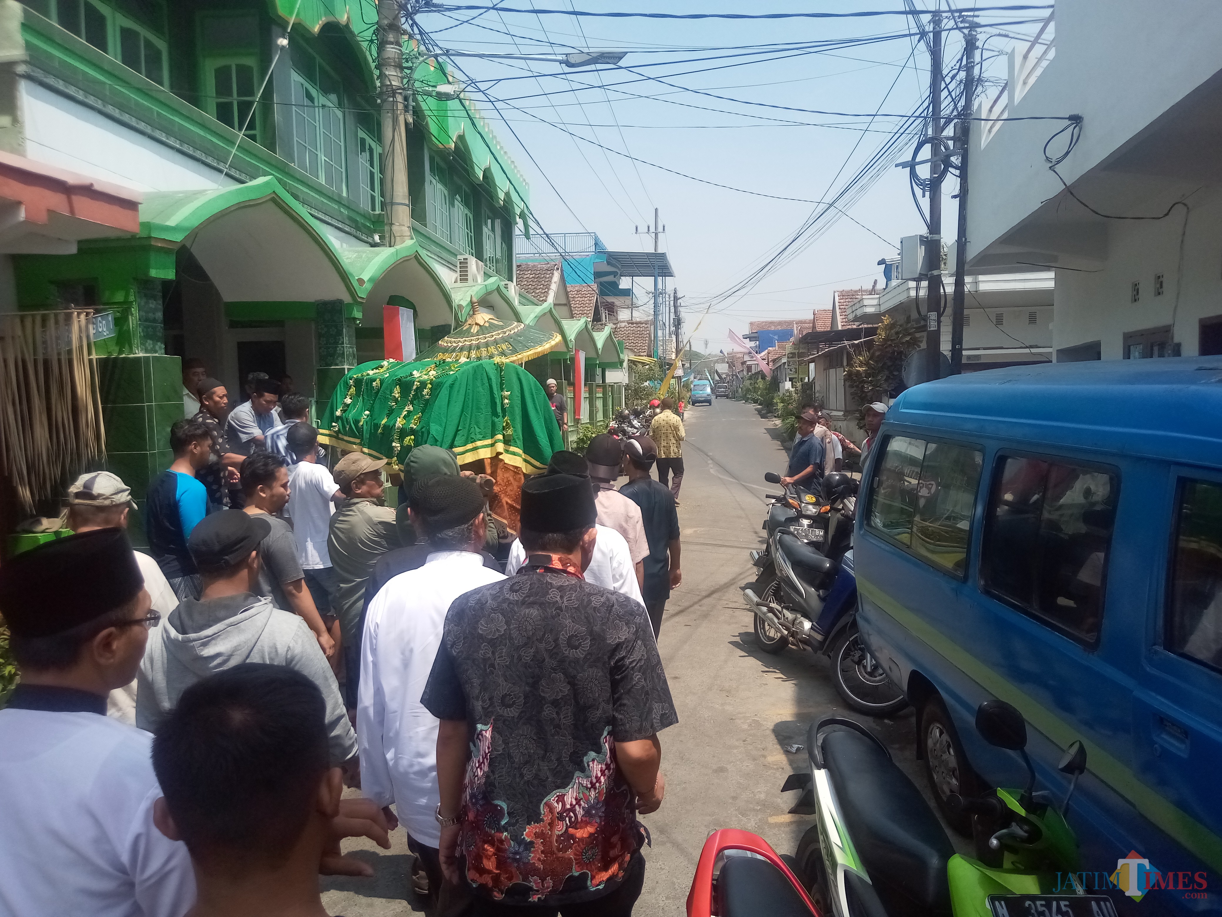 Jenazah salah satu korban saat akan disalati di masjid. (Anggara Sudiongko/MalangTIMES)