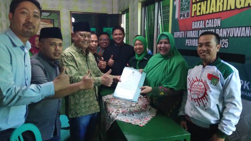 Heru Pratista menyerahkan formulir pendaftaran calon Bupati ke Wakil Ketua DPC PKB Banyuwangi