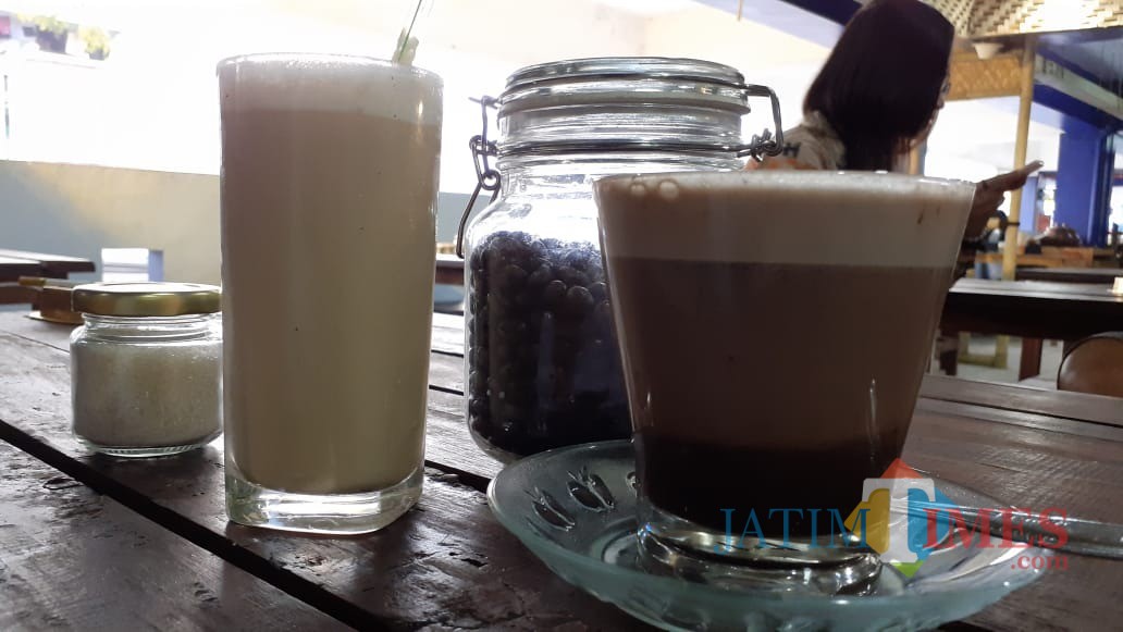 Es kopi lanang (kiri) salah satu olahan andalan di Coffee Times yang bisa dinikmati dengan harga yang super duper murah (Pipit Anggraeni/MalangTIMES)