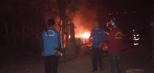 Petugas pemadam kebakaran saat berupaya memadamkan api di kandang ayam yang terbakar (Foto : PPBK Kabupaten Malang for MalangTIMES)