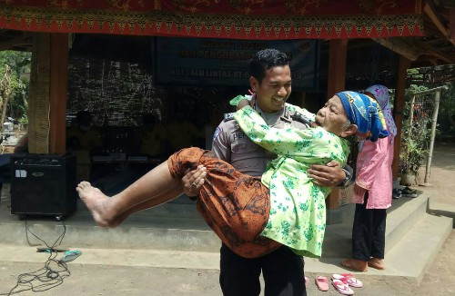 Nenek Misnah digendong Polisi saat mengikuti pengobatan gratis