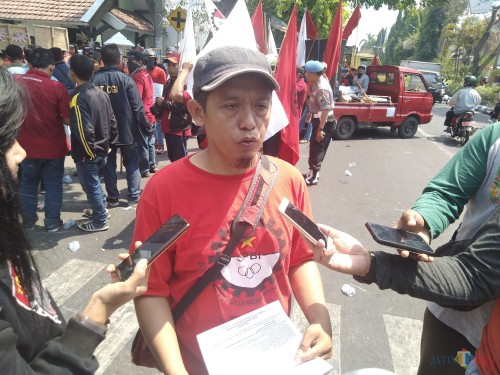 Chakim, Koordinator aksi SPBI Jombang saat diwawancarai. (Foto : Adi Rosul / JombangTIMES)