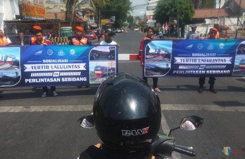 PT. KAI Daop 7 Madiun melakukan sosialisasi di perlintasan jalan hayam Wuruk Kota Kediri. (eko Arif s /JatimTimes)
