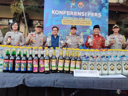 Kapolres Malang Kota AKBP Dony Alexander (paling tengah) didampingi Wali Kota Malang Sutiaji (kirinya) dan Kepala DPRD Kota Malang I Made Rian DK (kanannya) saat menggelar press realese penyitaan ribuan Miras (Arifina Cahyanti Firdausi/MalangTIMES)