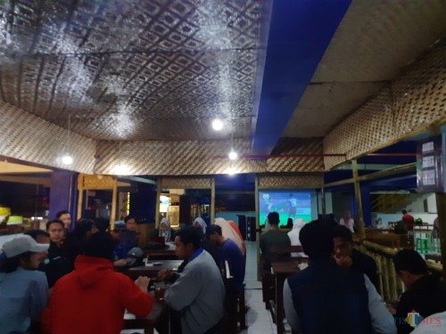 Suasana Nobar di area Terminal Kopi Malang , Coffee Times (Arifina Cahyanti Firdausi/MalangTIMES)