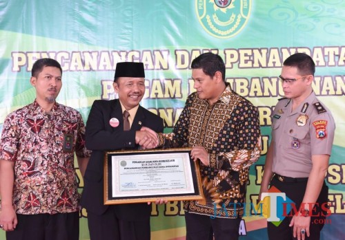Wali Kota Kediri Abdullah Abu (kanan) usai tandai menandatangani Zona Integritas menuju Wilayah Bebas Korupsi (Eko Arif S /JatimTimes)