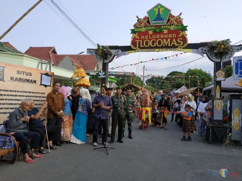 Camat Lowokwaru, Imam Badar (depan microphone) saat memberikan sambutan pembuka Pesona Tlogomas (Hendra Saputra)