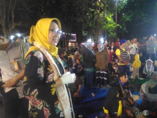 Wakil Bupati Lumajang Ir. Indah Amperawati ditengah-tengah warga (Foto : Moch. R. Abdul Fatah / Jatim TIMES)