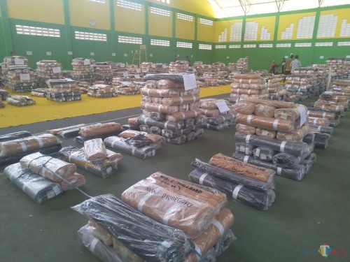 Tumpukan kain seragam gratis berupa Pramuka saat di gedung tennis indoor Jombang. (Foto : Adi Rosul / JombangTIMES)