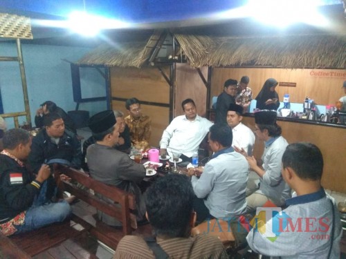 Suasana gayeng jajaran pengurus DPD PKS Kota Malang dan DPRD Kota Malang saat berada di Coffee Times. (Foto: Dokumen CoffeeTIMES)