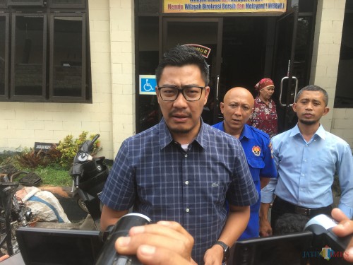 Kasat Reskrim Polres Malang AKP Adrian Wimbarda saat ditemui awak media terkait kelanjutan kasus aduan penyebaran foto bugil. (Foto : Ashaq Lupito / MalangTIMES)
